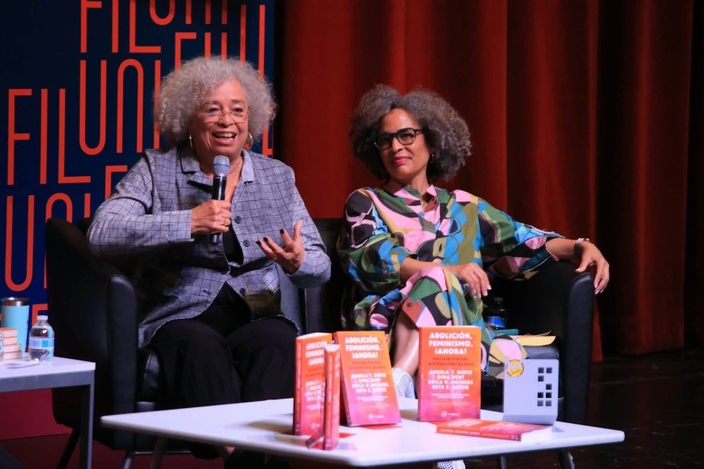 Angela Davis y Gina Dent en la FILUNI / Foto: Libros UNAM